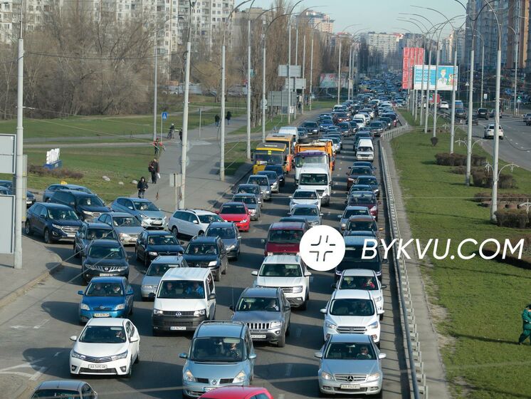 "Они про...бали пропуска &ndash; мы платим". Соцсети пишут, что в Киеве из-за ограничений на проезд в транспорте втрое выросли цены на такси