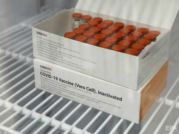 Вакцина CoronaVac прошла лабораторный контроль в Украине, но пока ею не прививают – СМИ