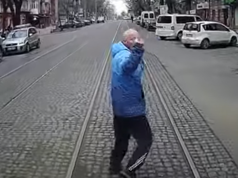 В Николаеве мужчина опоздал на трамвай и бежал перед ним, показывая водителю средний палец. Видео