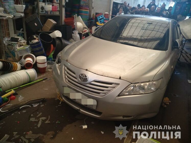На рынке в Харькове автомобиль врезался в торговые ряды, есть пострадавшие