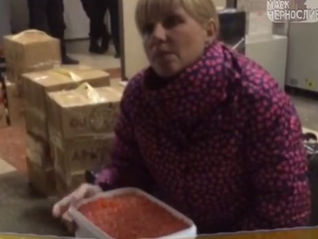 Россиянка пыталась съесть 10 литров красной икры, чтобы не отдавать ее таможенникам