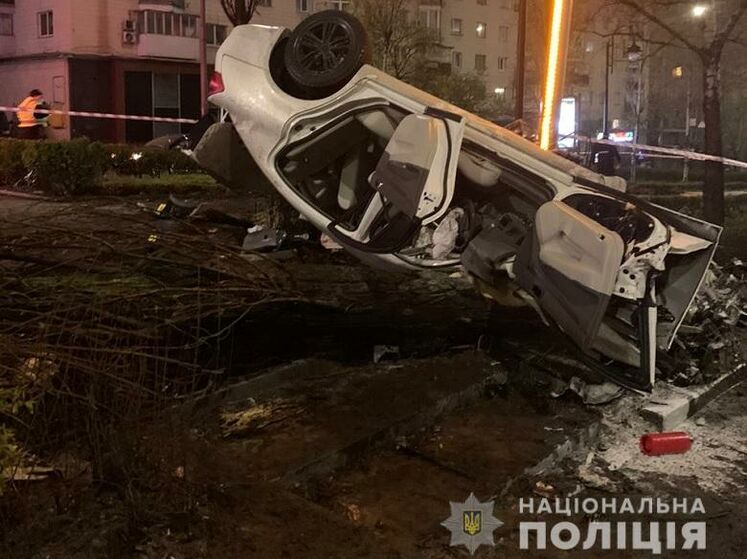 "Утопил педаль в пол и врезался в столб". В центре Киева пьяный водитель Infinity совершил ДТП, погибла 18-летняя девушка
