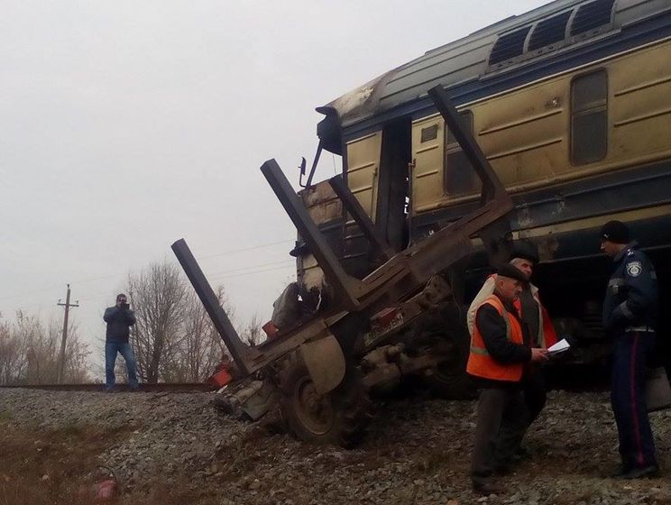 В Винницкой области грузовик столкнулся с пассажирским поездом, погибли три человека