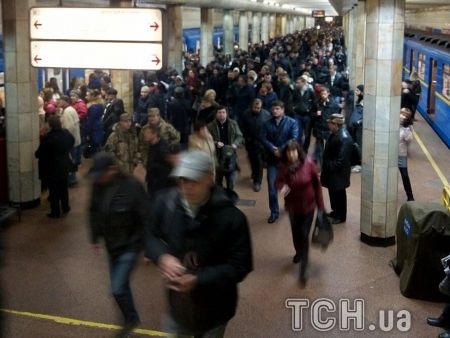 В Киеве под поезд метро упал человек, дижение на красной ветке останавливали