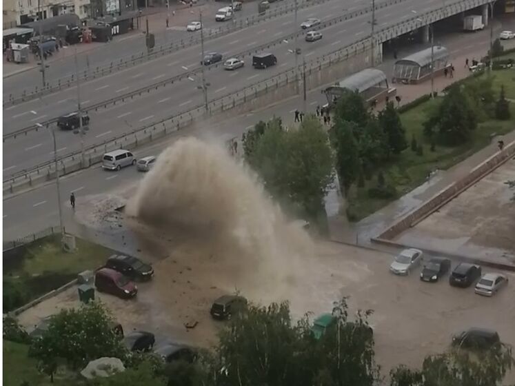 В Киеве прорвало теплотрассу, фонтан разбил порядка 10 автомобилей