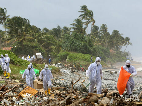 У Шрі-Ланці заявили про найбільше забруднення пляжів. З охопленого вогнем судна вимило тонни сміття і пластику. Фоторепортаж