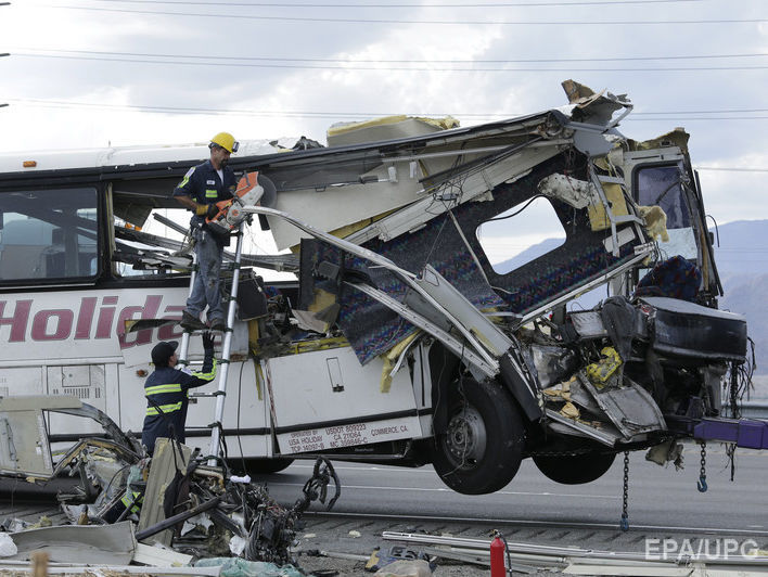 При столкновении туристического автобуса с грузовиком на западе США погибло 11 человек