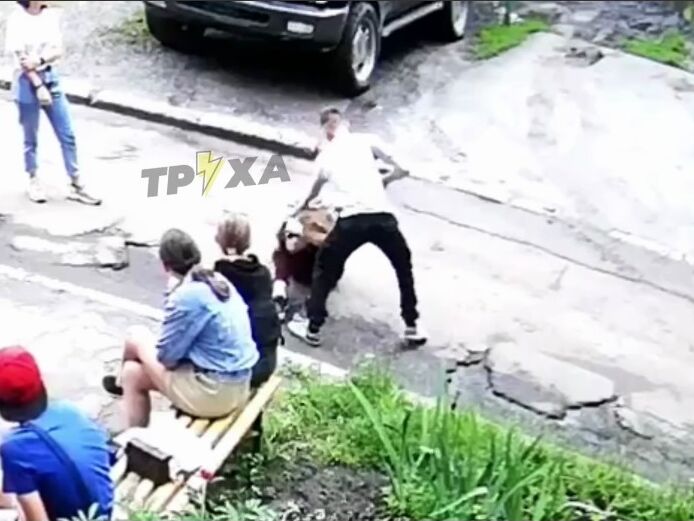 "Мразь. Почему никто даже не попытался остановить изувера?" В Харькове 16-летний подросток избил девушку
