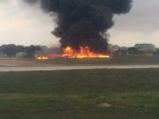 В сети появились кадры крушения самолета на Мальте. Видео