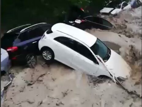 Потоки воды в Ялте сносят людей и машины