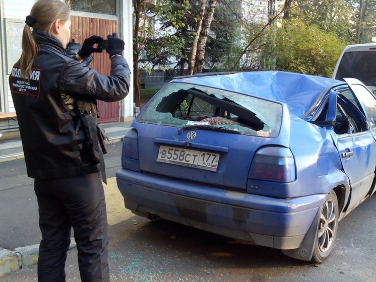 В Москве девушка упала с 17-го этажа на автомобиль и выжила