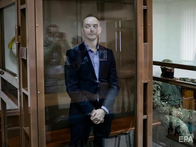 ФСБ предложила российскому журналисту Сафронову признать вину в обмен на разговор с матерью. Ему не дают общаться с ней уже почти год