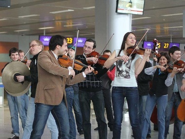 В воскресенье в шести аэропортах Украины сыграют "Оду радости"