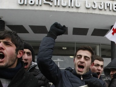 В Тбилиси произошли столкновения между митингующими за и против России