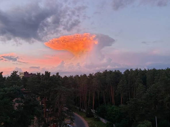 В соцсетях постят фотографии "атомного облака" из Киева. Укргидрометцентр объяснил, что это такое