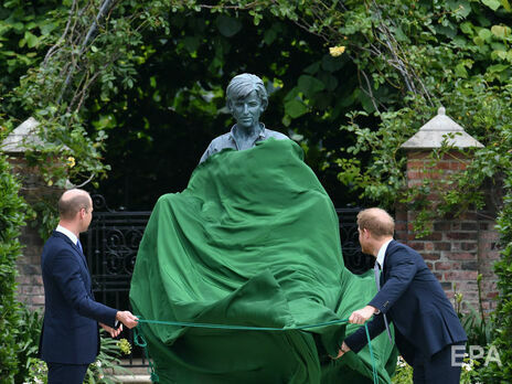 Принцы Уильям и Гарри открыли памятник принцессе Диане. Фоторепортаж