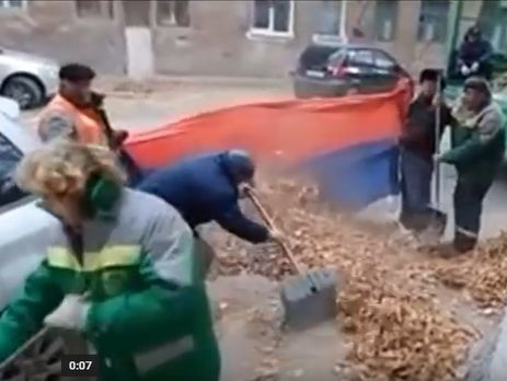 Полиция российского Волгограда проверит информацию об уборке листвы в российский флаг