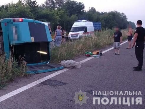 В Луганской области перевернулся микроавтобус с пассажирами, есть пострадавшие