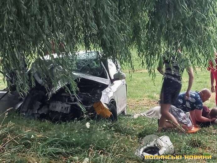 В Волынской области в смертельное ДТП попал легковой автомобиль, в котором было не менее 12 человек