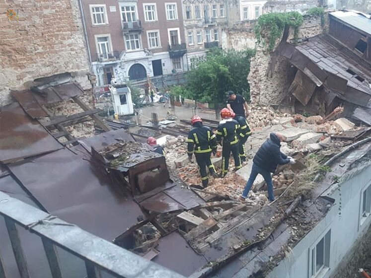 В историческом центре Львова обрушилась стена дома. Под завалами нашли тело мужчины