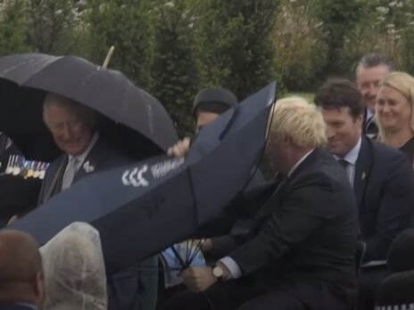 Вітер вивернув назовні парасольку Джонсона, він намагався впоратися з аксесуаром і розсмішив принца. Відео