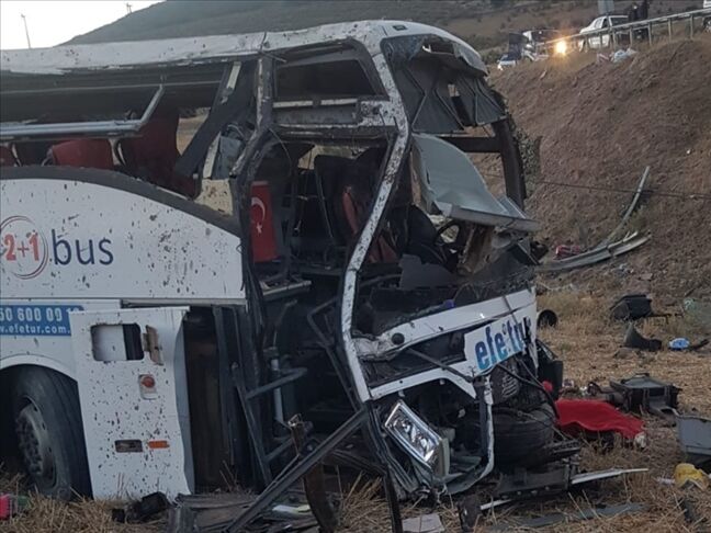В Турции перевернулся автобус с пассажирами, есть жертвы и пострадавшие