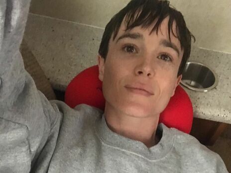 Совершивший каминг-аут трансгендерный актер Пейдж позировал перед зеркалом с голым торсом