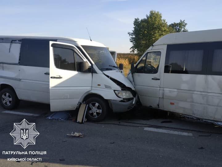 В Киевской области произошло ДТП с участием фуры, легкового авто и двух микроавтобусов, есть пострадавшие