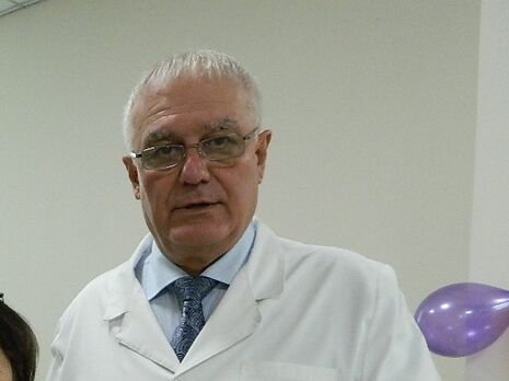 Директор Інституту гастроентерології підписує документи, використовуючи вигадану посаду – президентка Європейського клубу панкреатології