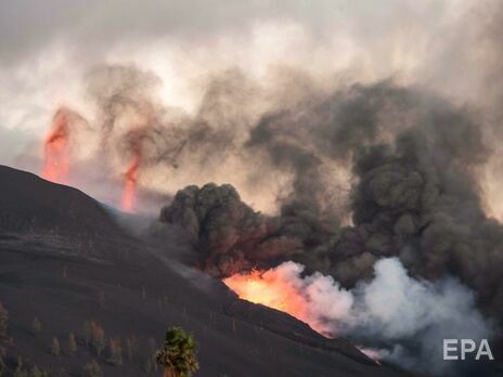 Потоки лавы вулкана на Канарах сняли из космоса. Фото