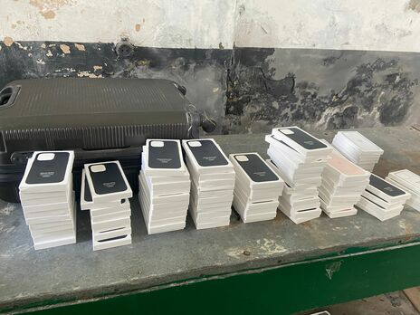 Украинец пытался ввезти из Польши более 60 новых iPhone 13 – Госпогранслужба
