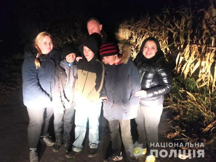 "Блуждали в кукурузном поле". Полиция нашла трех сбежавших школьников в Киевской области