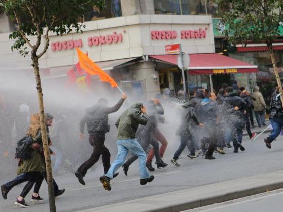 В Стамбуле полиция применила водометы и слезоточивый газ против митингующих