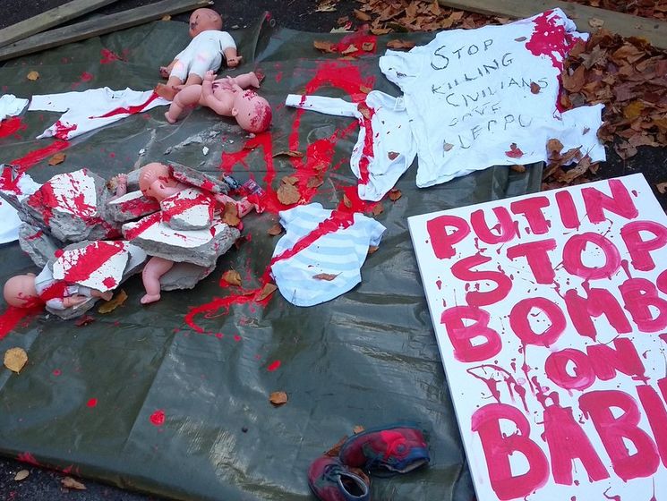 У посольства России в Дублине разбросали кукол, измазанных красной краской