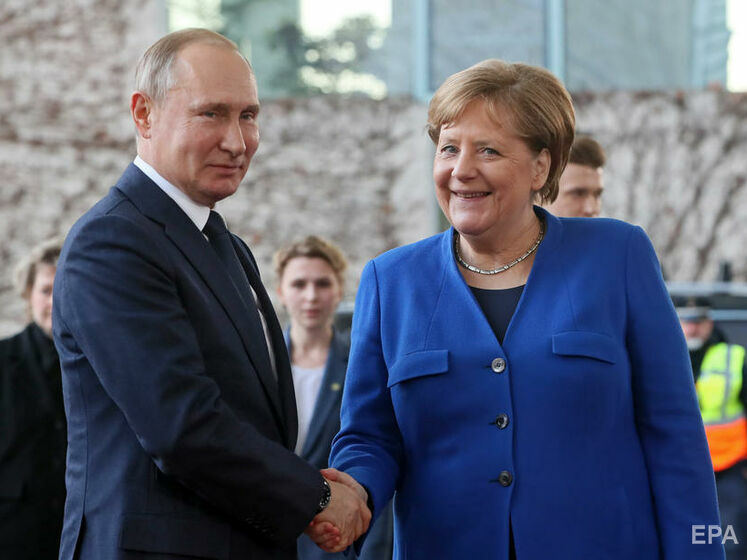 "Отношения всегда были особыми". Меркель выступила за диалог с Россией 