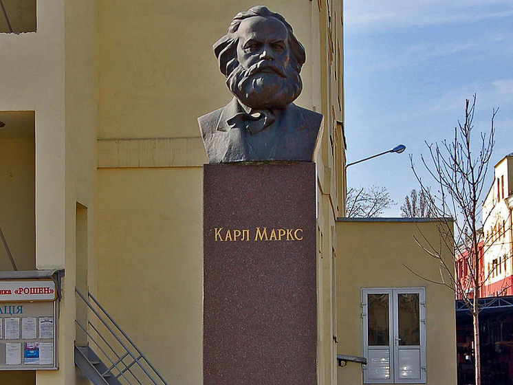 От киевской фабрики Roshen требуют демонтировать памятник Марксу