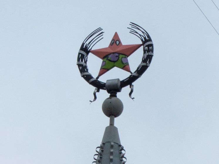 В Воронеже советскую звезду на здании раскрасили в Патрика из "Губки Боба"