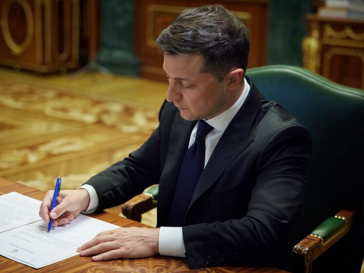 Зеленский подписал закон о выделении 8 млрд грн на выплаты за вакцинацию от COVID-19