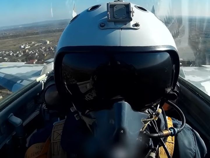 Из кабины пилота модернизированного истребителя украинской армии сняли учебный полет. Видео