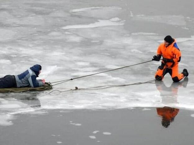 В Житомирской области сотрудники ГСЧС спасли мальчика, который провалился под лед на водоеме