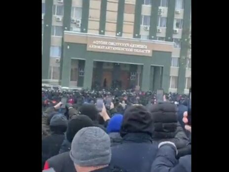 У казахстанському місті Актобе поліція перейшла на бік протестувальників, люди штурмують адміністрацію. Відео