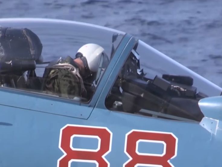Российский авианосец "Адмирал Кузнецов" подключился к боям в Сирии