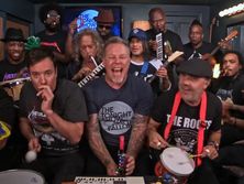 Metallica сыграла Enter Sandman на детских игрушечных инструментах. Видео