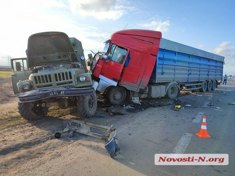 В Николаевской области грузовик врезался в колонну военных автомобилей