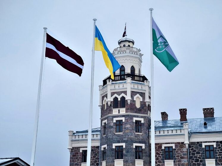 В Риге и еще 26 городах Латвии в знак солидарности с украинцами подняли флаги Украины