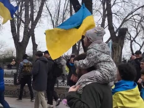 В Одессе маленькая девочка на Марше единства пела гимн и громко кричала 