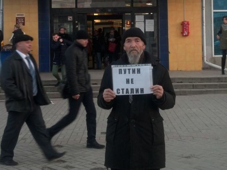 В Симферополе мужчина в одиночку протестовал против установки памятника Путину