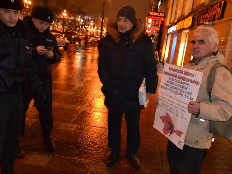 Активисты в Санкт-Петербурге устроили одиночные пикеты в поддержку крымских татар