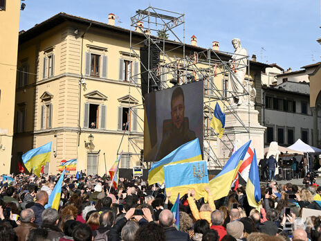 Во Флоренции на митинг в поддержку Украины вышло 20 тыс. человек. Зеленский обратился к ним по видеосвязи: 