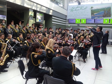 В украинских аэропортах сотни музыкантов исполнили "Оду к радости"